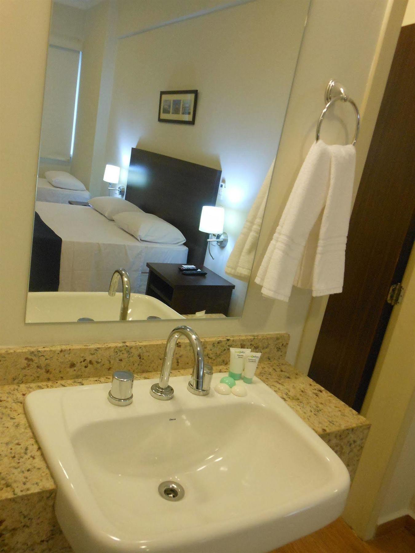 Oyo Ecosuites Hotel มาเนาส์ ภายนอก รูปภาพ